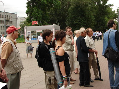 Участники митинга и любопытные прохожие. За время митинга два веб-дизайнера, а также несколько скучающих неонацистов попросили сфотографироваться на фоне красных флагов.