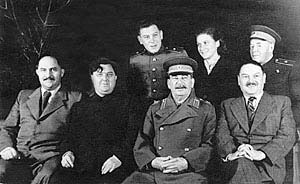 Нижний ряд: Л. М. Каганович, Г. М. Маленков, И. В. Сталин, Н. М. Шверник; в верхнем ряду: Василий и Светлана Сталины, А. Н. Поскребышев. Дача "Кореиз" в Крыму, 1947 г. Нижний ряд: Л. М. Каганович, Г. М. Маленков, И. В. Сталин, Н. М. Шверник; в верхнем ряду: Василий и Светлана Сталины, А. Н. Поскребышев. Дача "Кореиз" в Крыму, 1947 г.