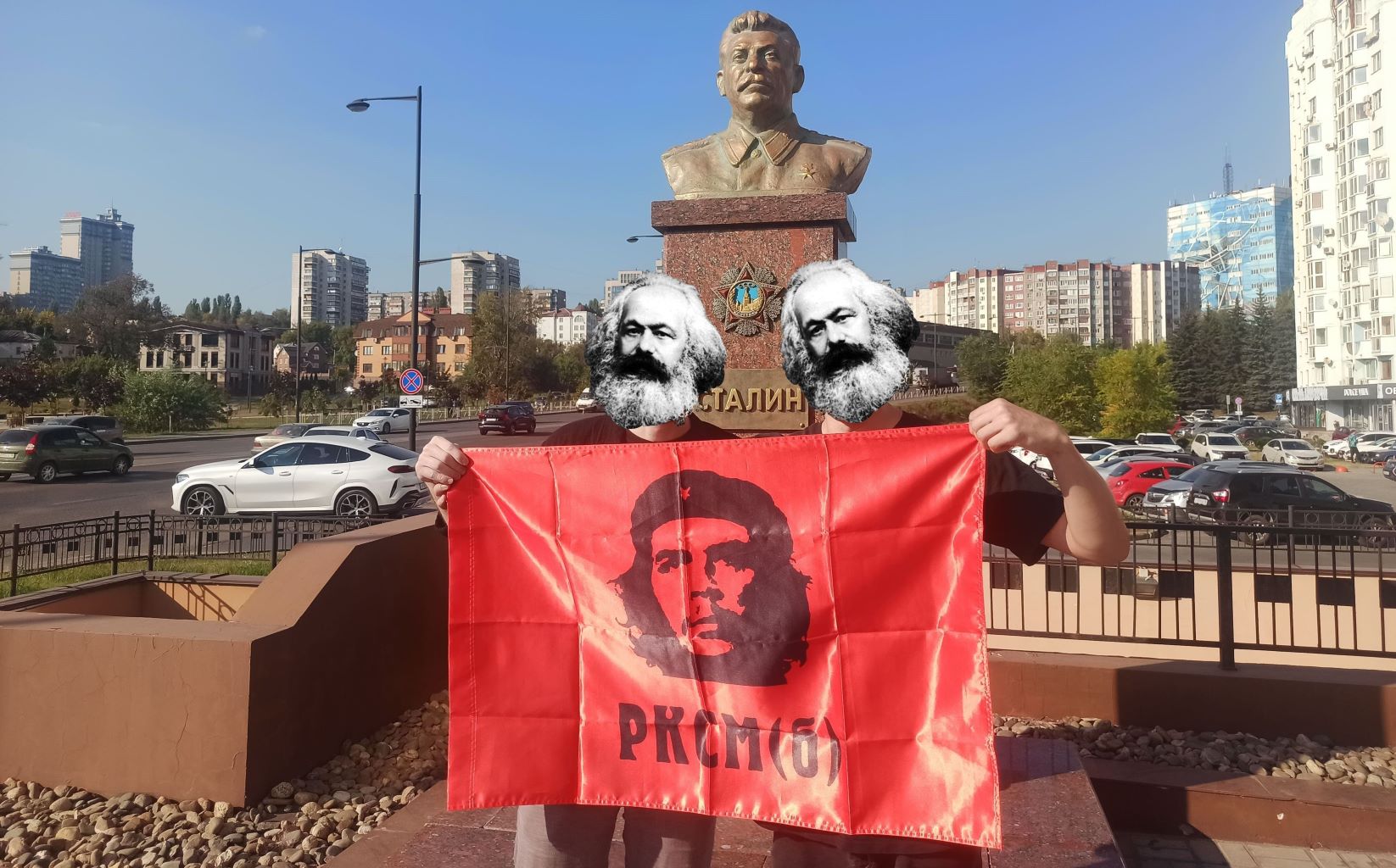 Молодые коммунисты шагают по стране